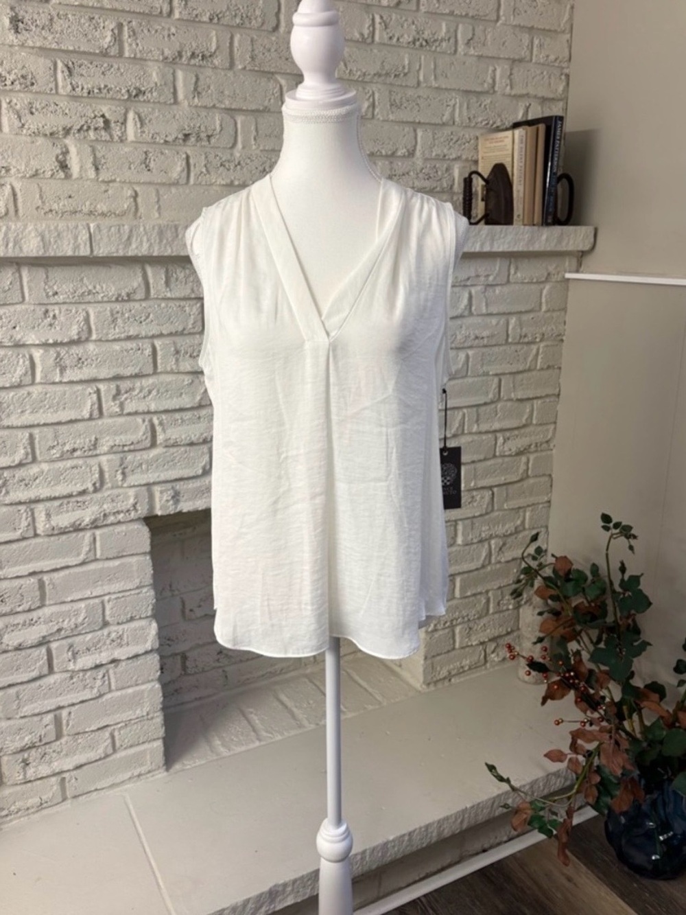 NWT- Vince Camuto White V-Neck Sleeveless Blouse Size Small